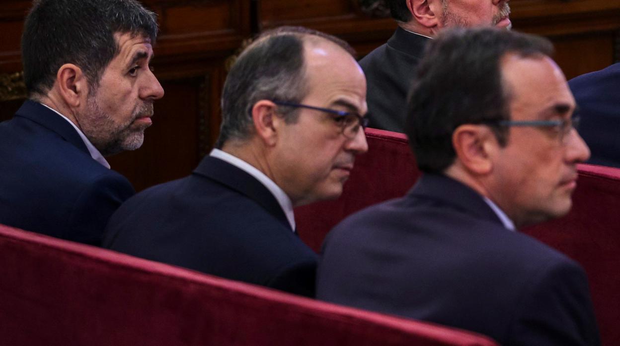Jordi Sánchez (i), el expresidente de ANC; Jordi Turull (2i), y el exconsejero de Presidencia; Josep Rull (3i)