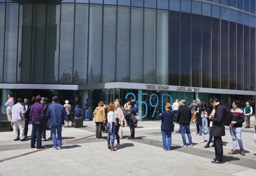 Algunos de los trabajadores desalojados de Torre Espacio