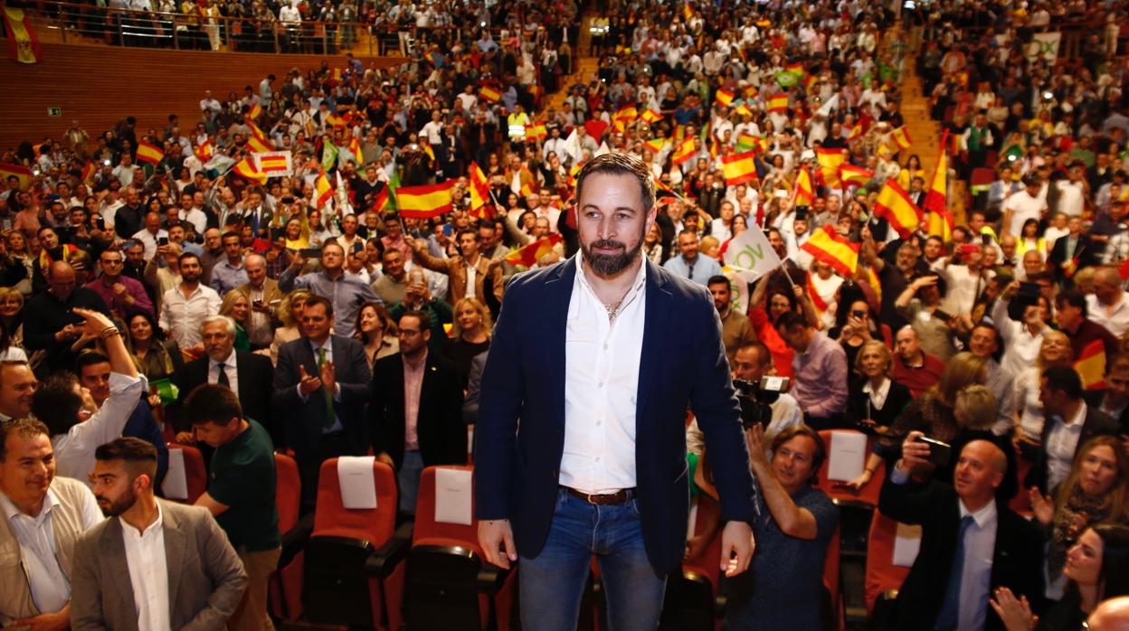 El presidente de Vox, Santiago Abascal, interviene en un acto de su partido en Granada.