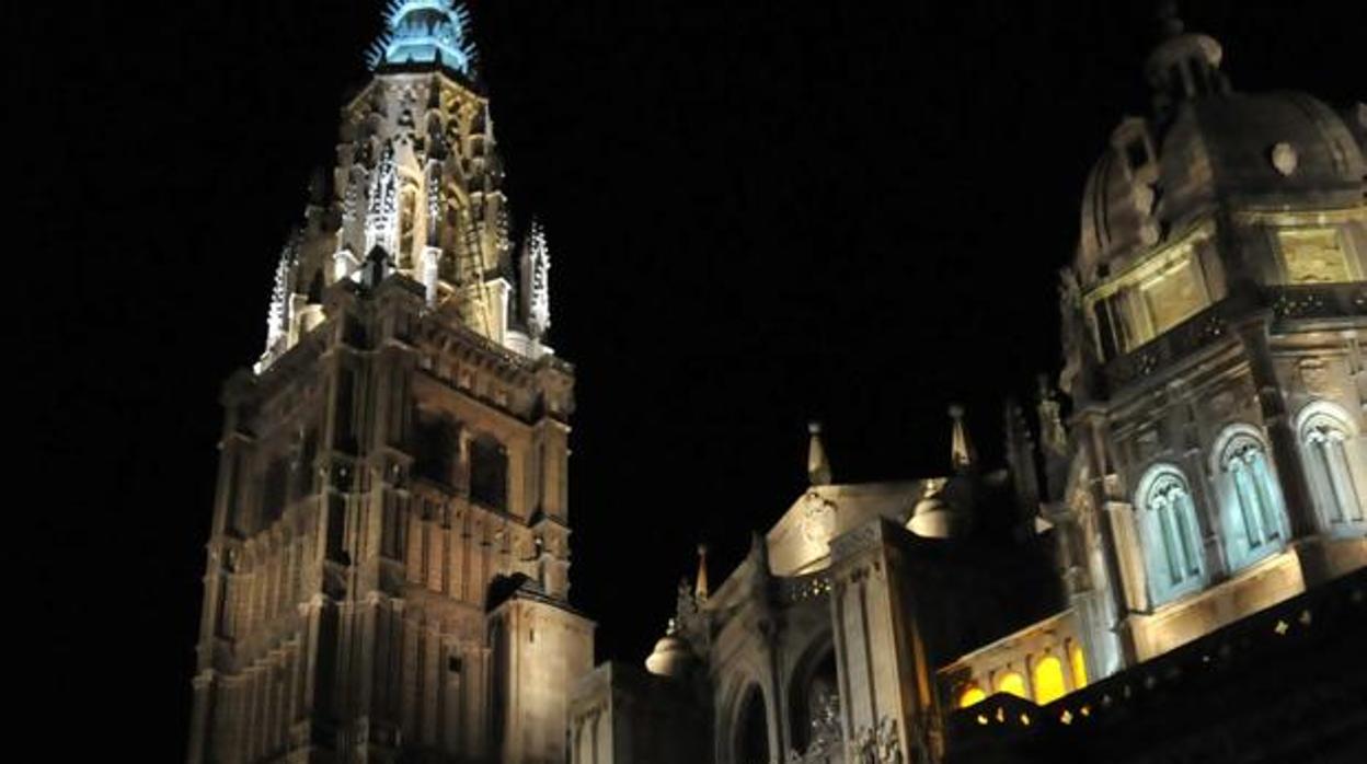 La catedral, iluminada de noche