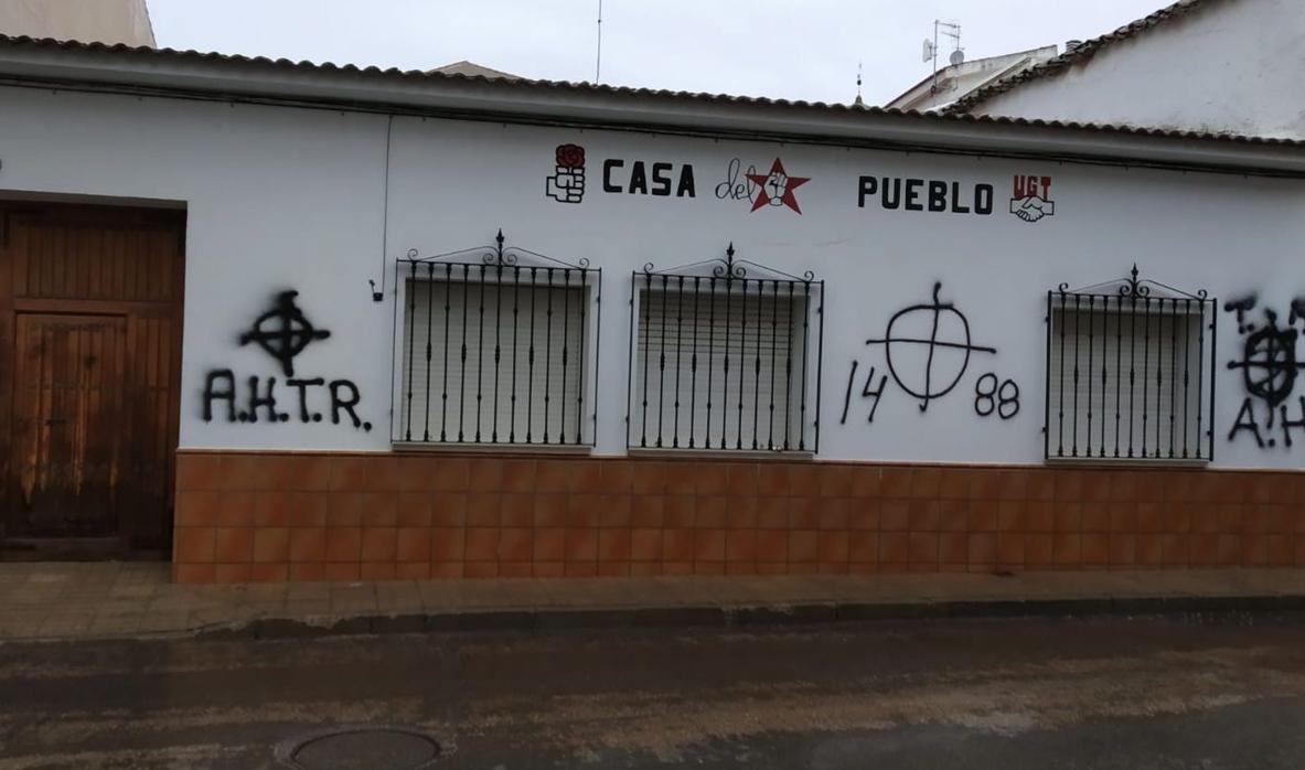 Pintadas en la fachada de la Casa del Pueblo de Campo de Criptana (Ciudad Real)