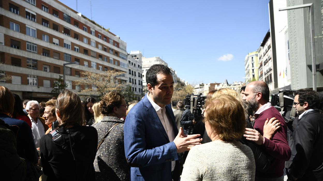 Ignacio Aguado, junto a varios vecinos, en un reciente acto electoral