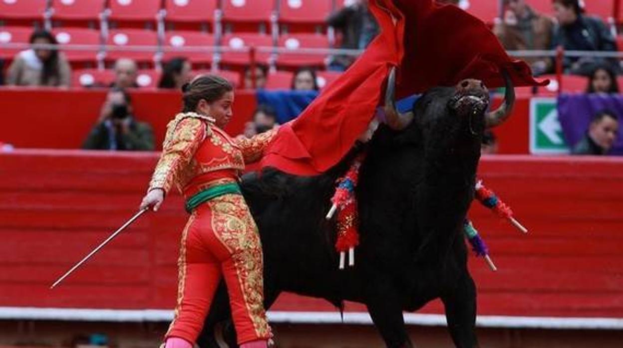 Rocío Morelli, primera mujer en recibir la alternativa de matadora de toros en Colombia.