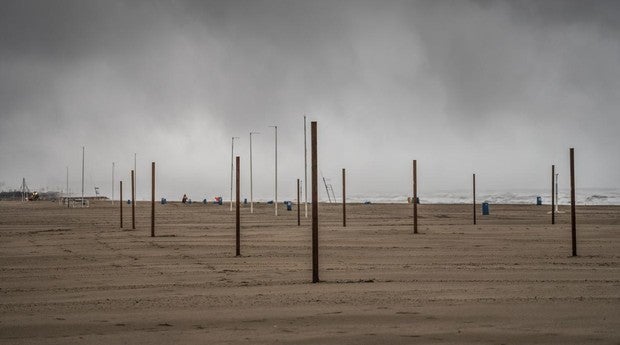 Las lluvias y el viento derriban árboles y obligan a suspender procesiones en Valencia