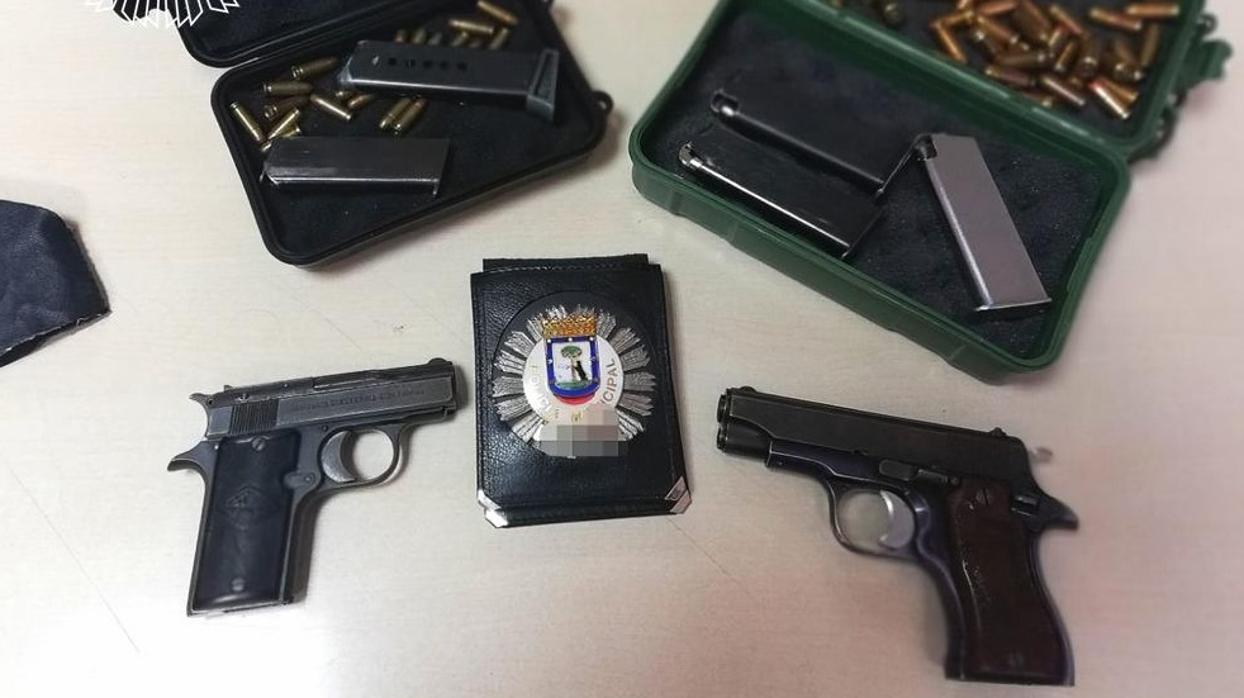 Pistolas decomisadas por los agentes al agresor