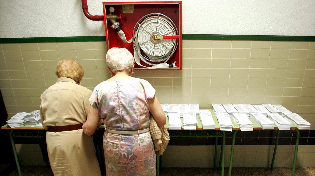 Dos mujeres votan en un colegio electoral de Valencia