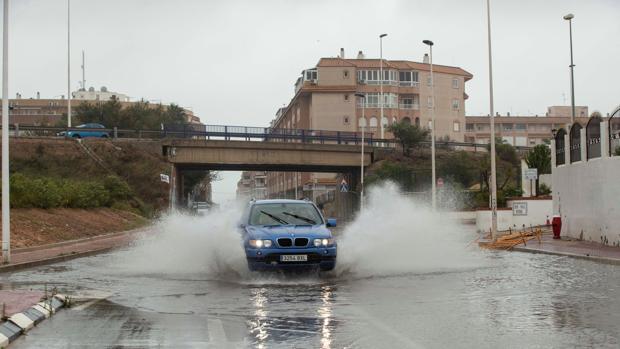 Cuatro rescatados al caer sus coches en una acequia y dos ramblas en Alicante