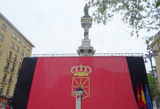 Navarra Suma ha desplagado una gran bandera bajo el Monumento a los Fueros