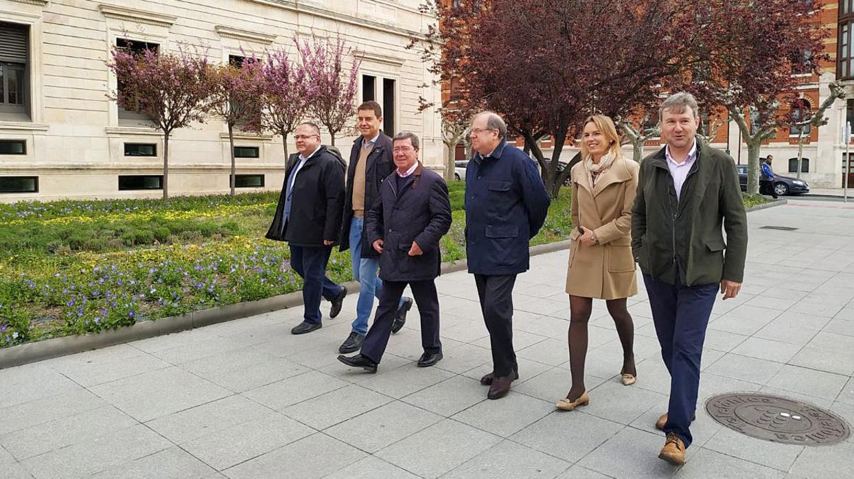 Herrera, junto al presidente del PP burgalés, César Rico, y al presidente de las Cortes, Ángel Ibáñez