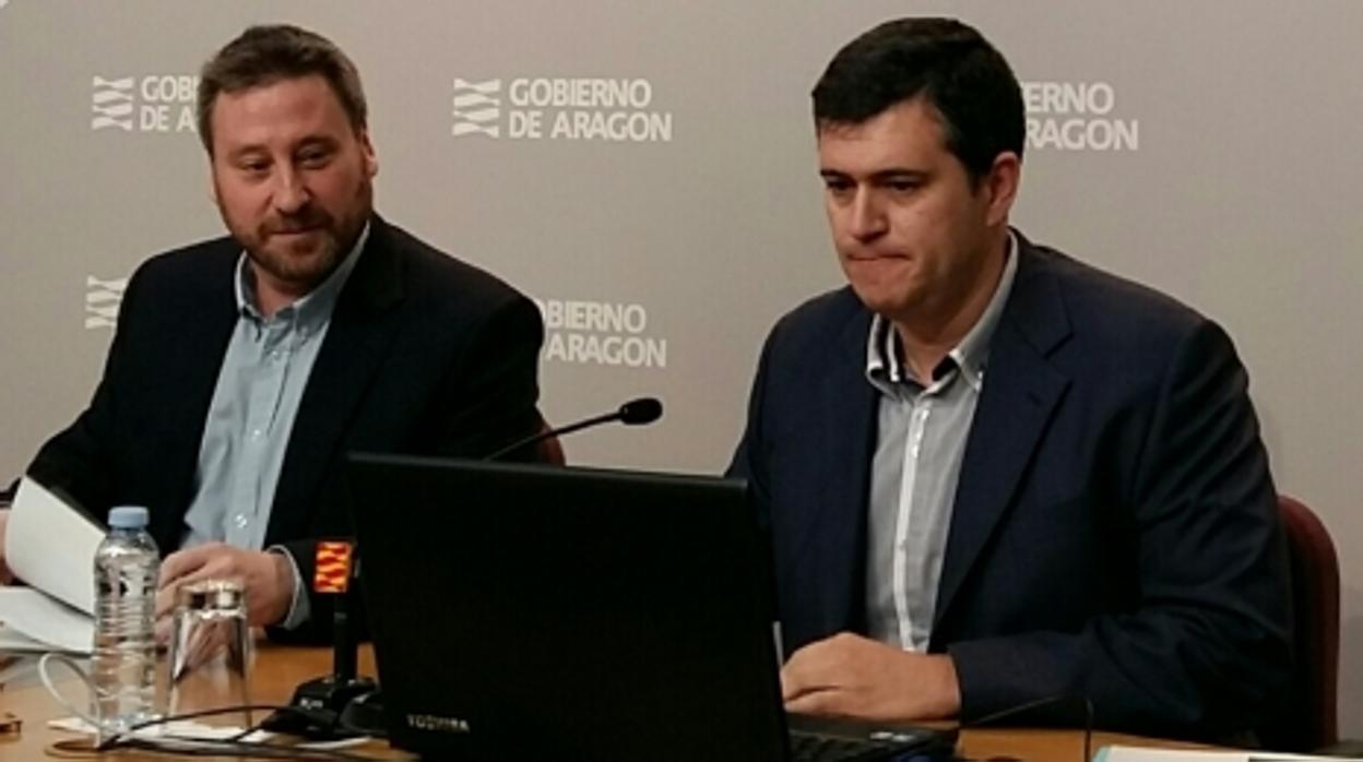 Palacín (a la derecha) junto a su jefe de filas en CHA y consejero del Gobierno aragonés, José Luis Soro