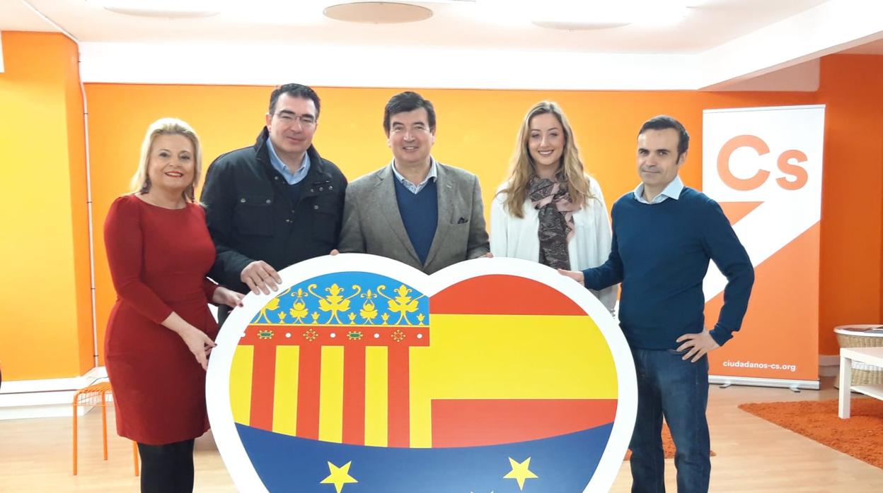 Foto de grupo de Ciudadanos, con Fernando Giner en el centro y Rocío Gil junto a él