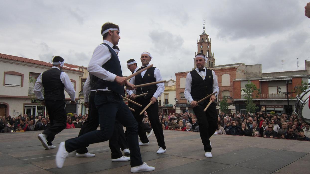 Danzas ante el público congregado en la plaza de España