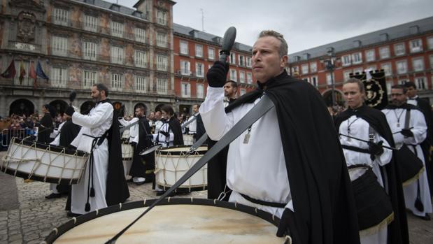 La tamborrada en la Plaza Mayor pone el broche de oro a la Semana Santa de Madrid