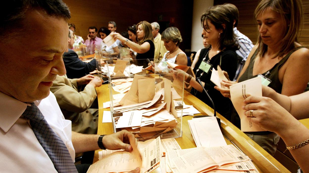 Imagen de archivo del recuento de votos por correo