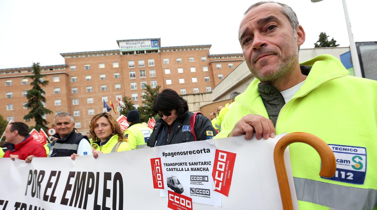 Un momento de la manifestación de este martes ante el hospital de Toledo