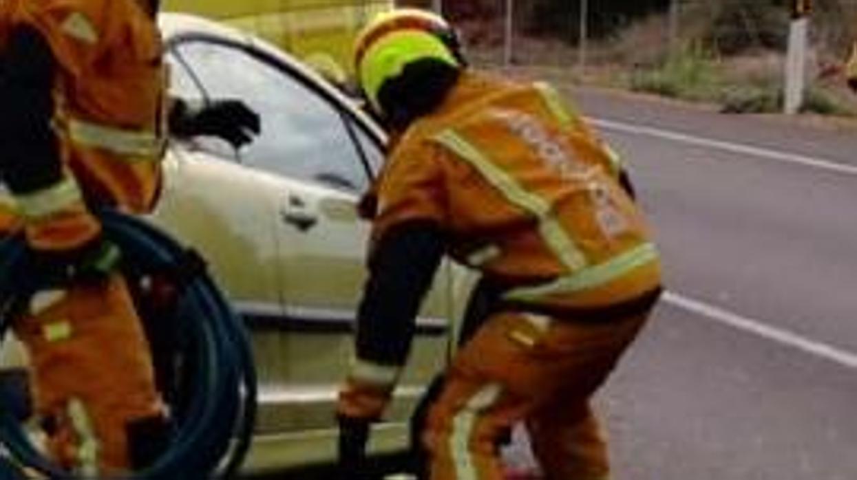 Maniobras de excarcelación de los Bomberos en el accidente en Almoradí