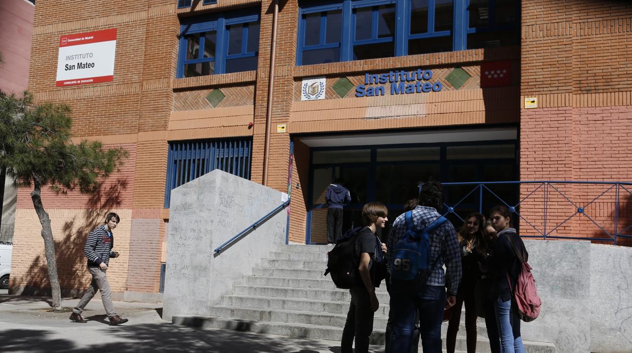 Varios estudiantes, a las puertas del Instituto San Mateo, el primero de Excelencia en Madrid