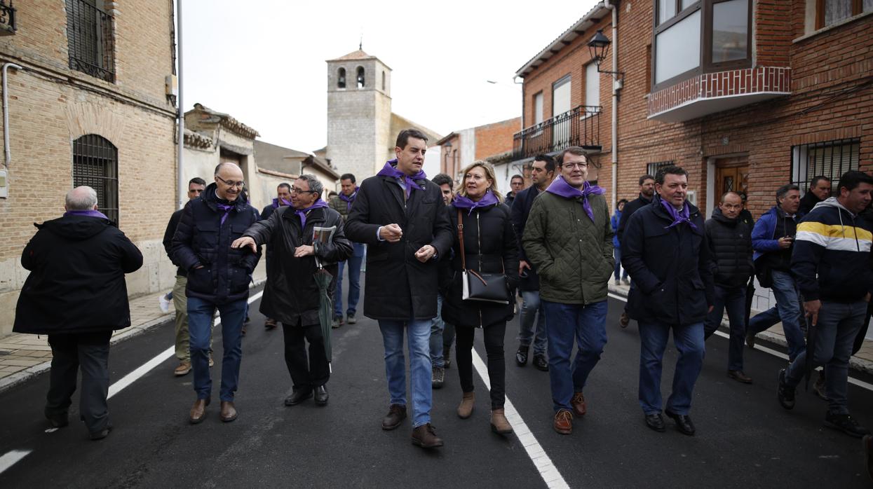 Del Olmo, Mañueo e Ibáñez, entre otros, pasean por una de las calles de Villalar de los Comuneros