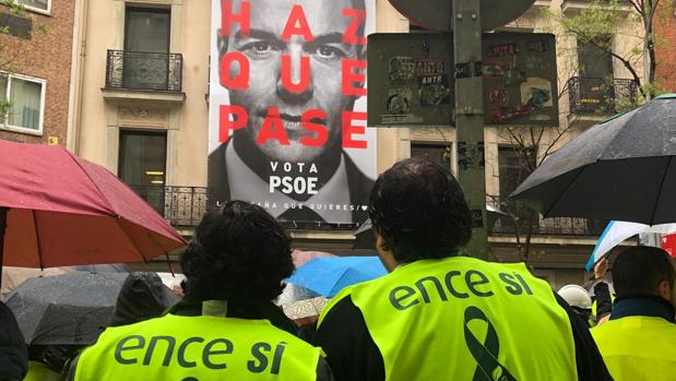 Trabajadores de Ence llevan su protesta a la sede del PSOE en Ferraz