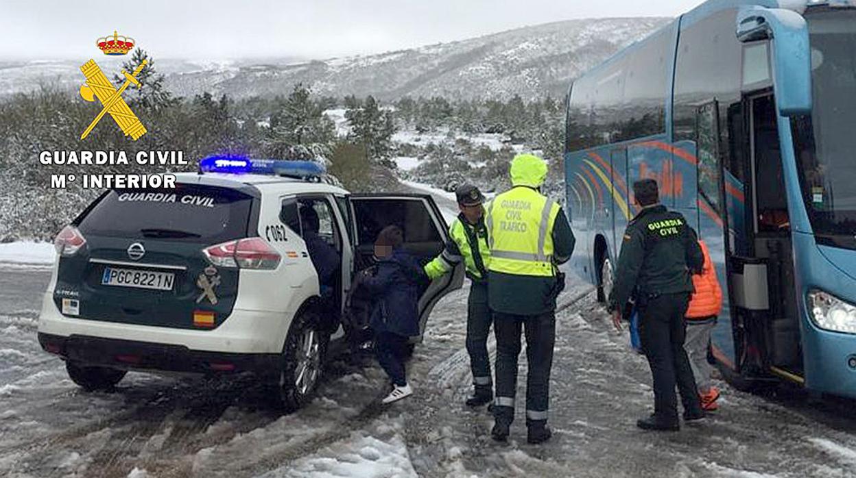 Momento en el que los escolares son rescatados por la Guardia Civil