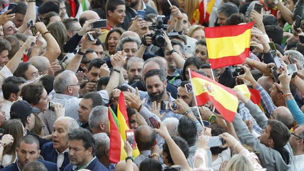 Abascal pide frenar «el caos y la violencia de un frente popular» en el mitin más multitudinario de la campaña