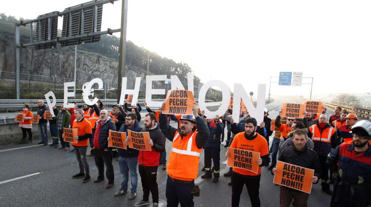 Protesta de los trabajadores de Alcoa contra el cierre de la planta