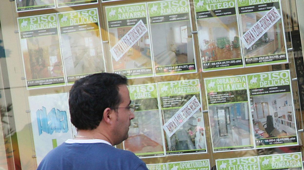 Carteles de pisos en venta en una agencia inmobiliaria