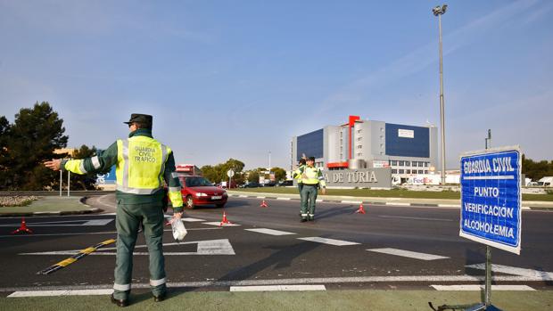 Interceptan en Elche a un niño conduciendo un coche en el que viajaban sus padres