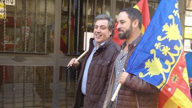 Largas colas en la calle tres horas antes del mitin de Vox hoy en Valencia con Santiago Abascal