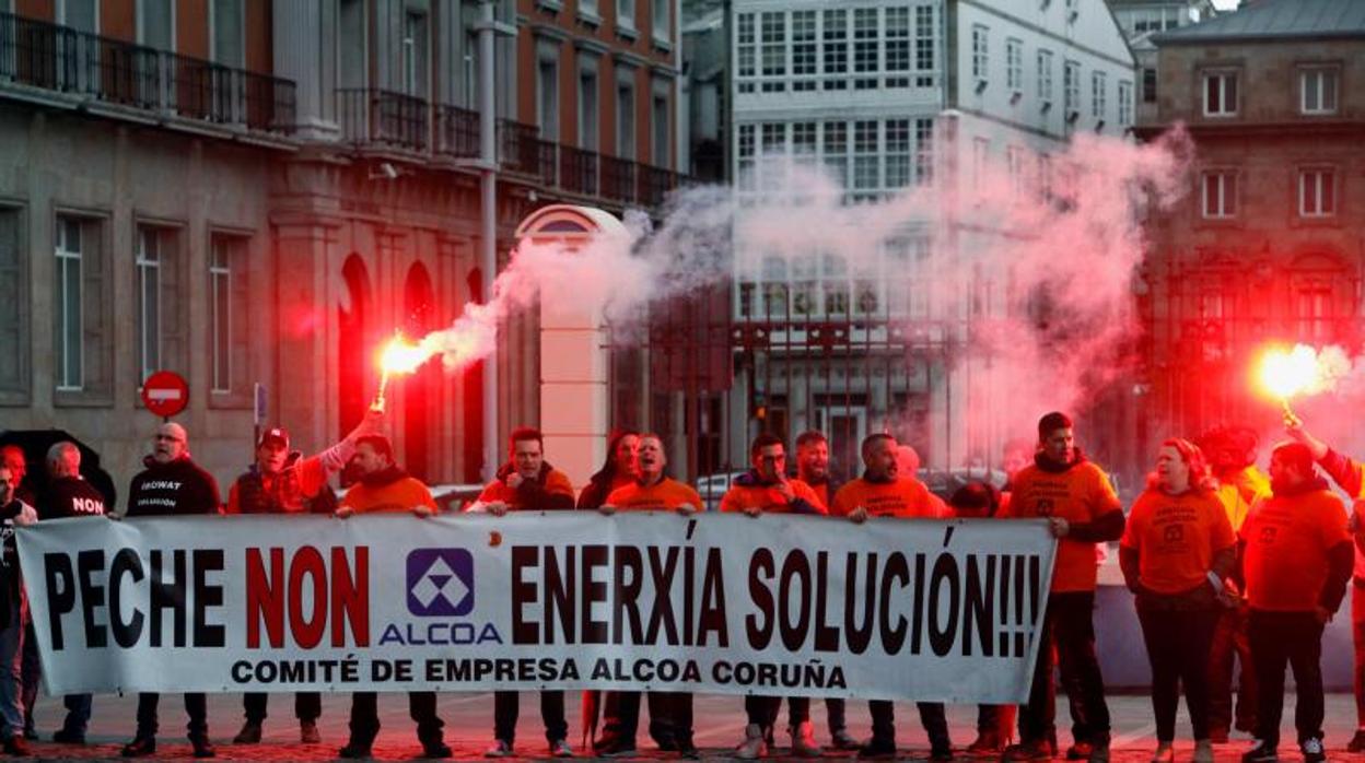 Protesta de los trabajadores de Alcoa, en el mitin de Feijóo ayer en La Coruña