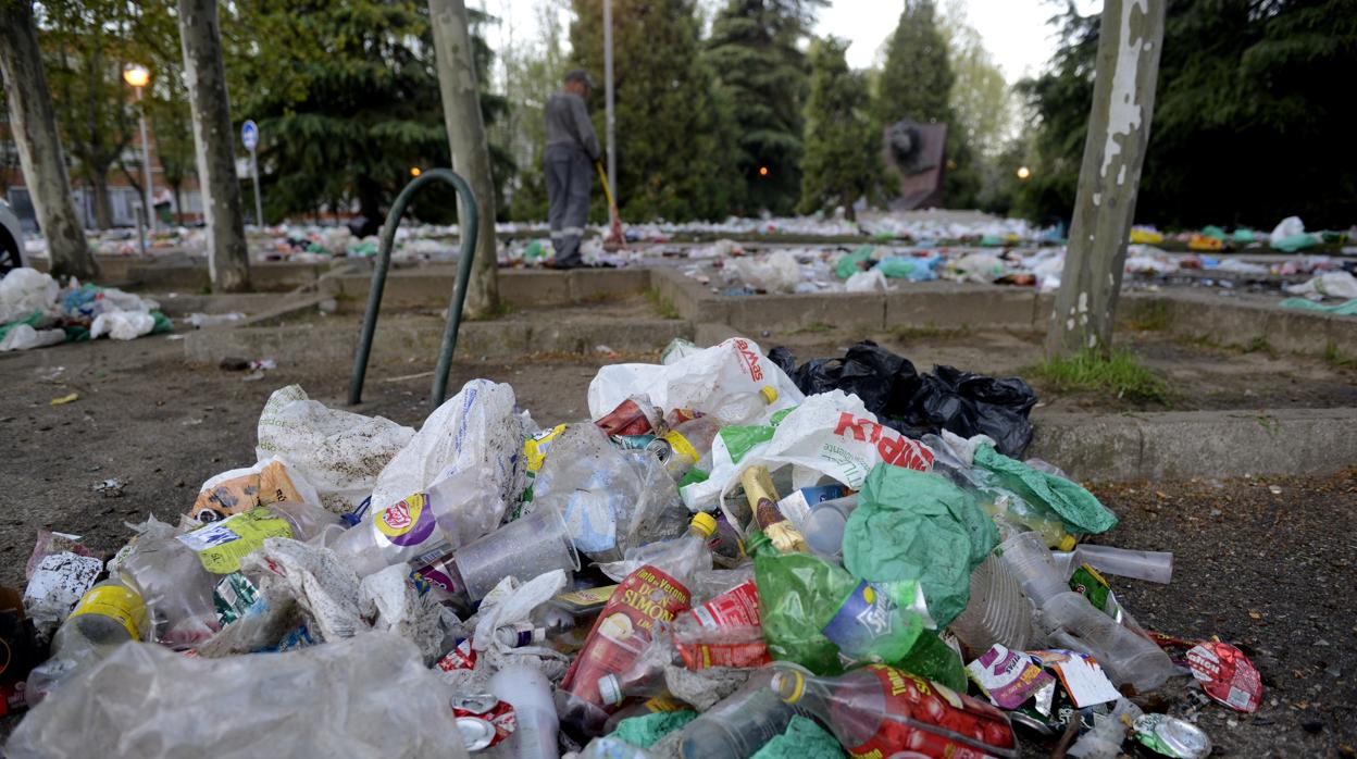 Residuos acumulados en el campus de la Complutense tras la celebración de San Cemento