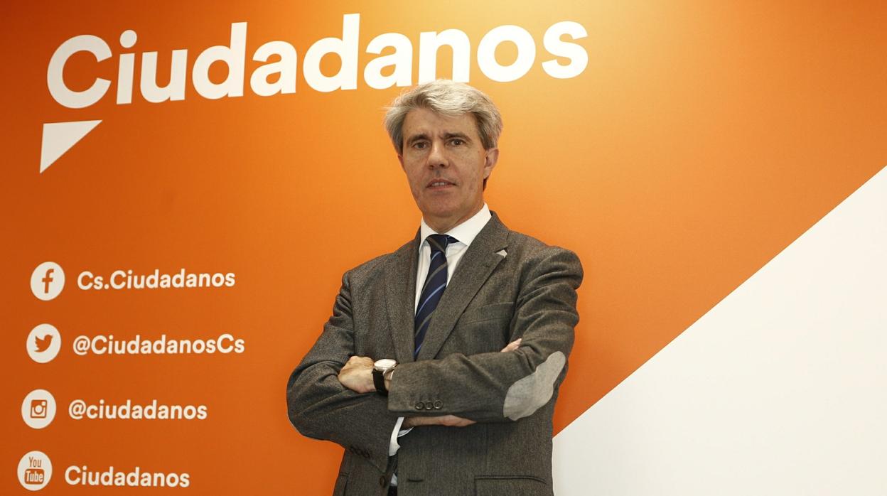 Ángel Garrido, posando ante un cartel de su nueva formación, Ciudadanos, el 26 de abril