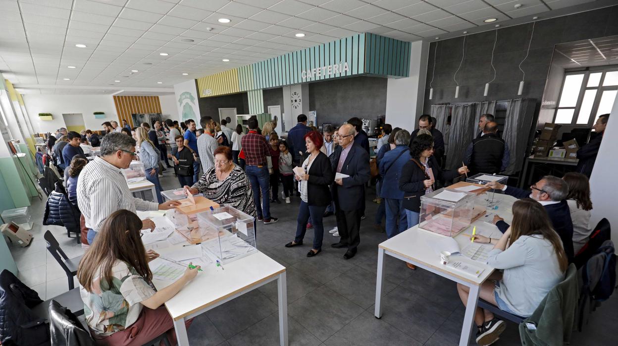 Ambiente en un colegio electoral este domingo