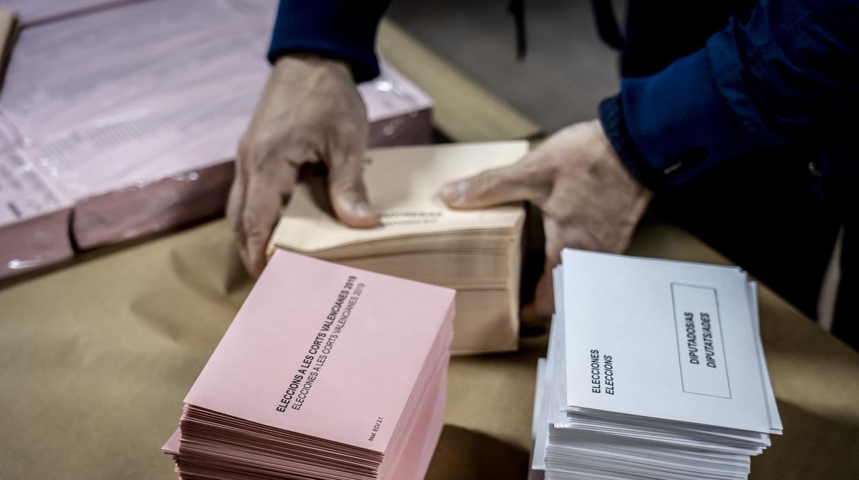 Imagen de las papeletas en un colegio electoral durante las elecciones valencianas 2019