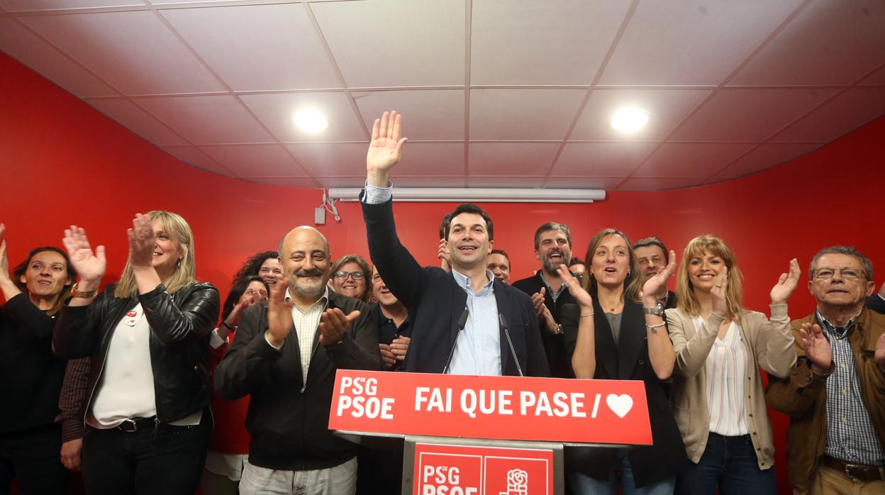 Gonzalo Caballero, secretario general del PSdeG, esta noche en la sede de los socialsitas gallegos