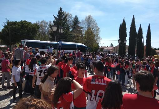 Cerca de un millar de personas recibió al Balonmano Nava a su llegada al pueblo