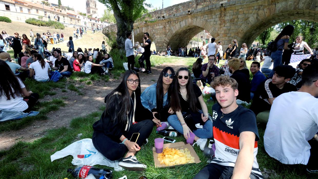 Miles de salmantinos salen a la calle para celebrar su tradicional «Lunes de Aguas»