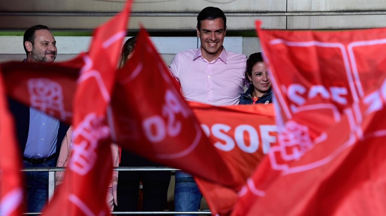 Pedro Sánchez celebra su victoria, ayer, en la sede del PSOE en Ferraz