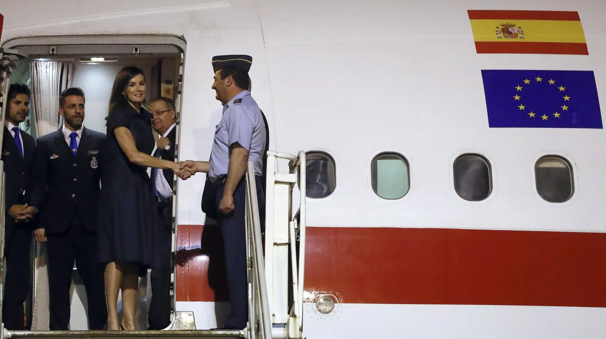 La reina Letizia a su llegada al aeopuerto Internacional de Maputo
