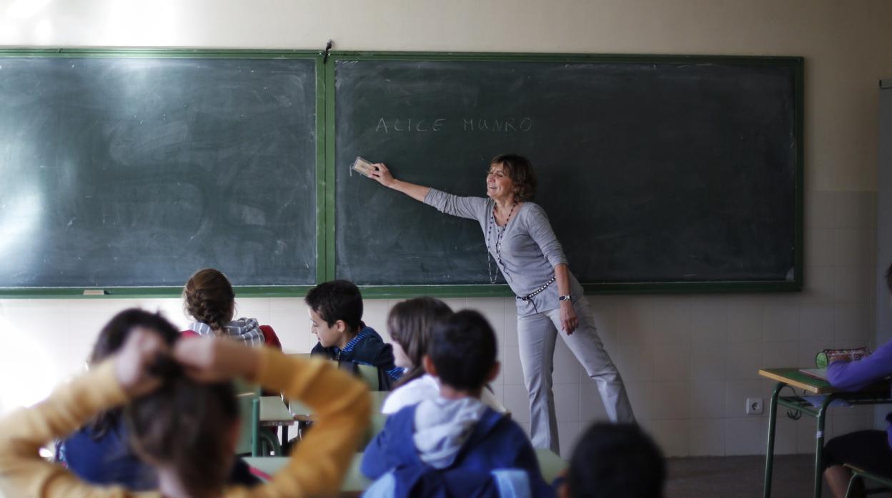 Imagen de archivo de una profesora impartiendo clase en un instituto