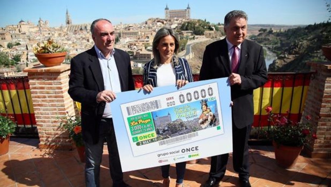 Juan José Gómez, Carlos Javier Hernández y Milagros Tolón sujetan un cartel con el cupón de la ONCE del 2 de mayo