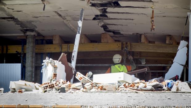 El riesgo de colapso retrasa la vuelta de los vecinos al edificio que explotó en Puente Vallecas