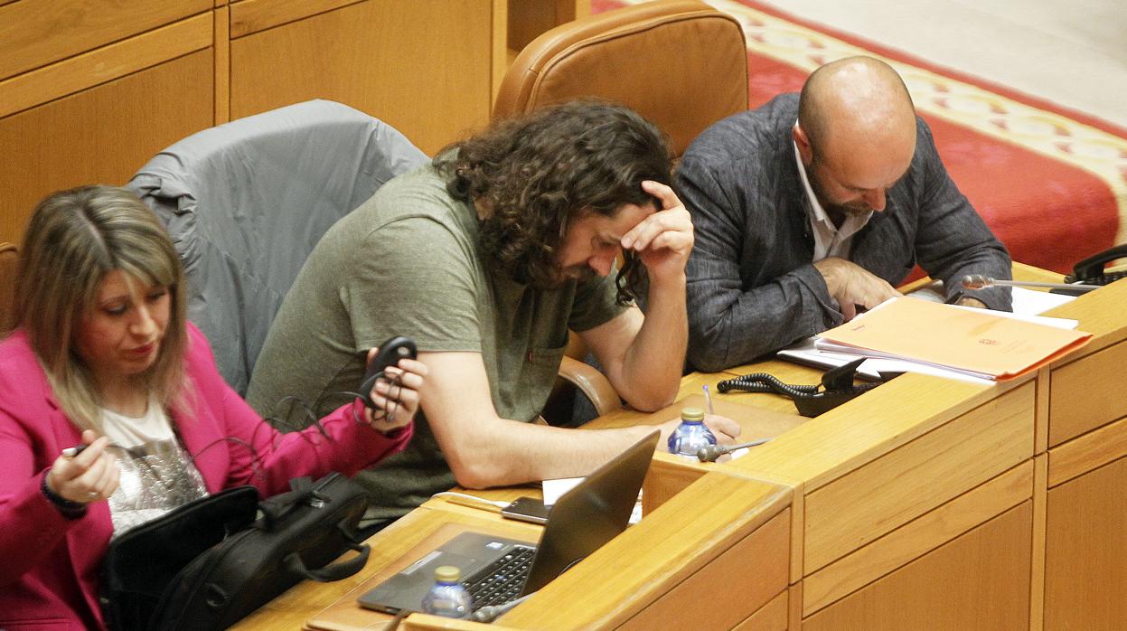 Luís Villares, Antón Sánchez y Carmen Santos, este lunes, cabizbajos durante el Pleno