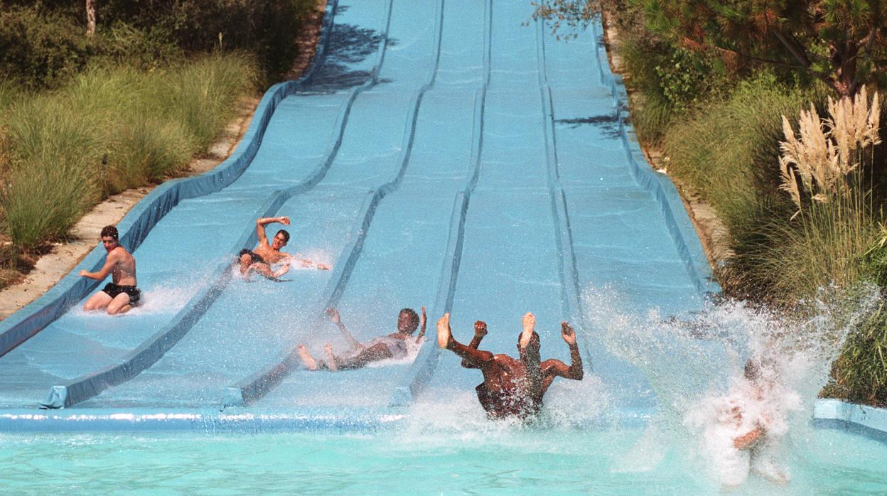 Varias personas bajan por un tobogán del Aquopolis de Villanueva de la Cañada