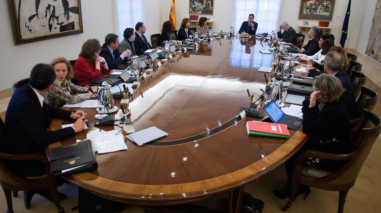 Pedro Sánchez preside la reunión de un Consejo de Ministros el pasado febrero