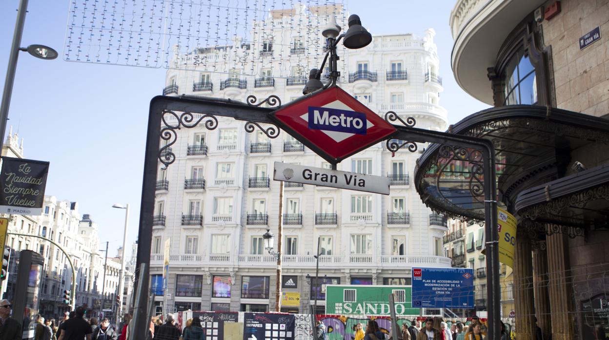 Acceso a la estación de Gran Vía, cerrado desde agosto