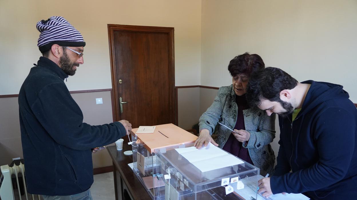 Jornada electoral en la localidad de Villalán de Campos, en Valladolid, el 28-A