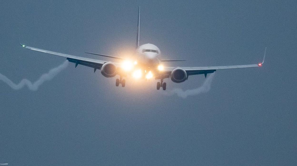 Un aparato de Ryanair llegando a un aeropuerto del Reino Unido