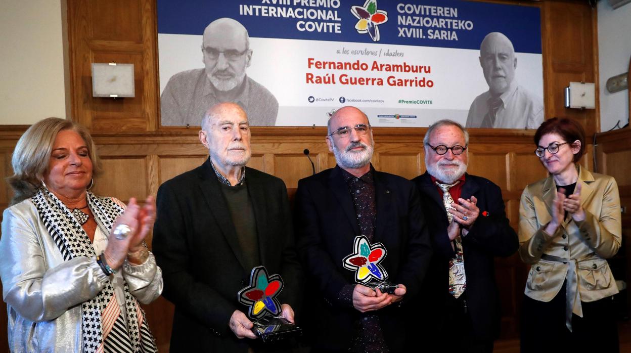 Consuelo Ordóñez, Raúl Guerra, Fernando Aramburu, Fernando Savater y Maite Pagaza