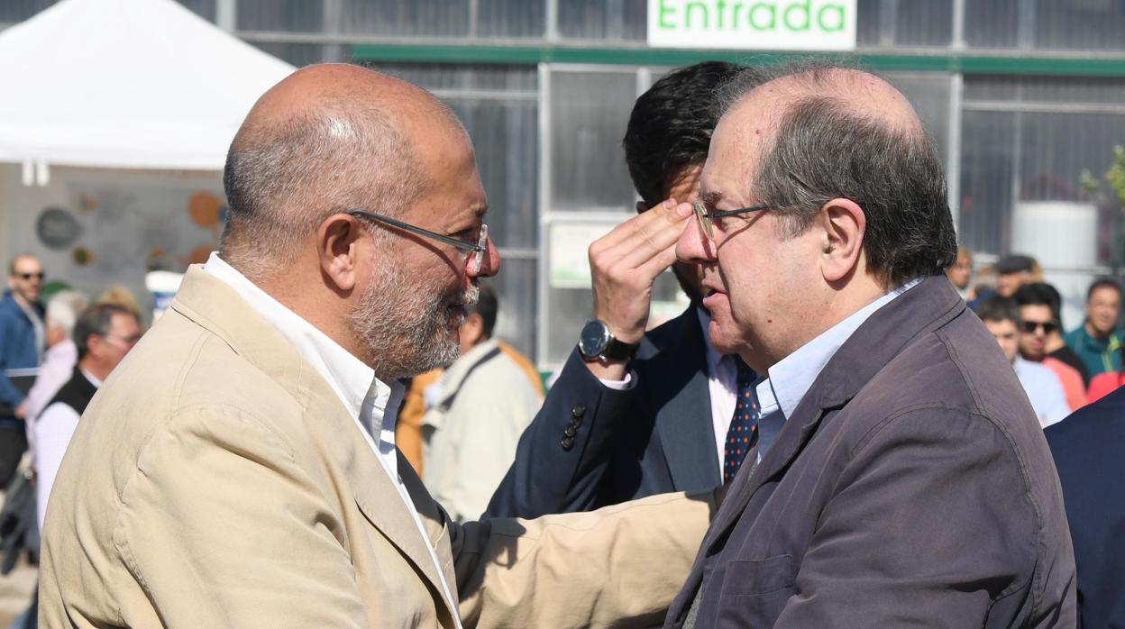 El presidente de la Junta de Castilla y León, Juan Vicente Herrera saluda al candidato a la Presidencia de la Junta por Ciudadanos, Francisco Igea en la inauguración de la Feria de Maquinaria Agrícola de Lerma